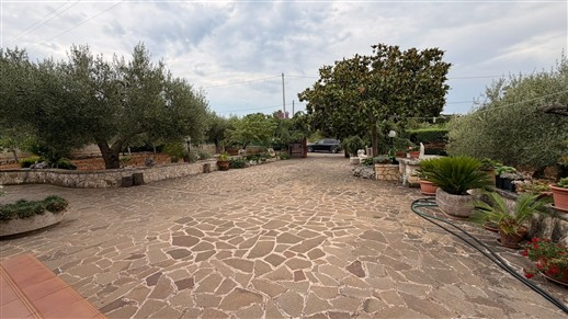 Villa Di 3 Vani e Acc. In Buono Stato, Rivestita In Pietra e Recintata.